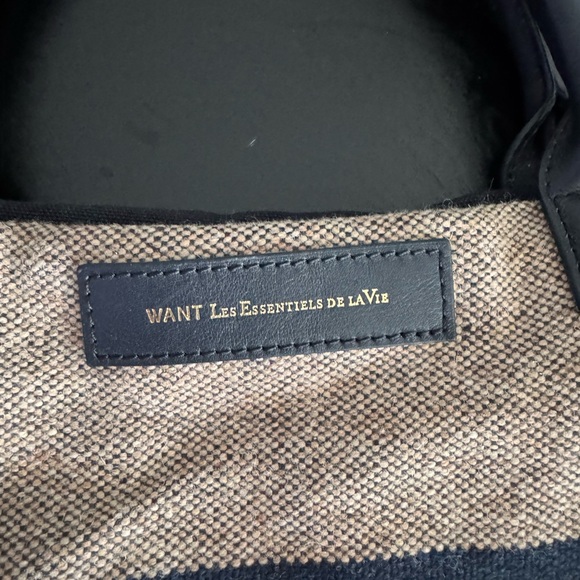 Barely used tote bag with shoulder strap. - Picture 8 of 8